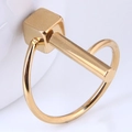 Dettaglio anello geometrico dorato con cubo lucido e barre cilindriche verticali - 2# Stile Cubo Geometrico