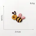 Détail du patch brodé abeille montrant les dimensions 1,6cm x 2,4cm et un poids de 0,2g - 2# (Abeille - Jaune/Rose)