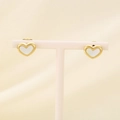 Detalle de pendientes de corazón dorado con incrustación de nácar en un soporte de joyas - Estilo de Pendiente de Botón de Corazón / Dorado (KE98713-KLX)