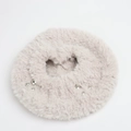 Primer plano de suave piel sintética con cuentas plateadas en el gorro de mujer - Talla Única (Elástico) / Beige