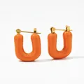 Boucles d'oreilles pendantes en U émail orange vif avec anneau en acier doré poli - Orange (KED1801)