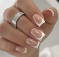 Primo piano di unghie finte French Manicure classiche e anello in argento con multi-diamanti - French Quadrato Alta Lucentezza Rosa Bianco (CW122)