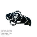 Elegante pinza para el pelo de acetato negro con flor de camelia, perla y acento dorado - Diamante de Imitación Blanco + Negro