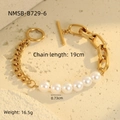 Detalle de una pulsera de cadena vintage dorada con perlas y cierre de barra en piedra - Pulsera de Cadena Dorada con Perlas Artificiales