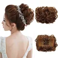 Détail d'un postiche chignon châtain ondulé avec peigne intégré pour coiffure de mariée - 12# (Brun Clair)