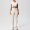 Vue avant de l'ensemble de yoga blanc crème avec haut à manches courtes et legging taille haute - Ivoire Clair