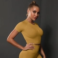 Détail d'un ensemble de fitness en tricot sans couture avec texture extensible et ajustée - Jaune