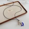 Détail d'un pendentif poney argenté avec franges en perles bleues sur cordon noir - Argent - Brillant