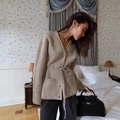 Cardigan in maglia beige con scollo a V, cintura in vita e grandi bottoni decorativi - S / Cachi