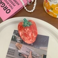 Detalle de una pinza para el pelo de fresa en acetato rojo con accesorios - Pimiento Rojo