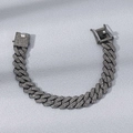 Detaillierte Nahaufnahme der dunkelgrauen Cuban-Kette mit Strasssteinen auf Seidenhintergrund - 8 Zoll Armband / Gunmetal