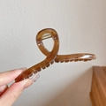 Pinza de pelo cruzada en resina ámbar transparente con diseño minimalista y elegante - Pinza de tiburón marrón de 11 cm