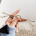 Lunettes de soleil carrées sans monture avec branches dorées gravées pour un look tendance - Monture Dorée Verres Transparents
