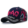 Dunkelblaue Baseballkappe mit schwarzem Schirm, pinkfarbenem SWAG-Stick und Farbmuster - Rosa Stickerei/Seitliches Spleißen / Marineblau