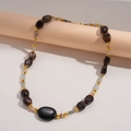 Détails des perles de pierre acrylique bohème et espaceurs dorés sur le collier - Collier-Café