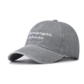 Gros plan sur la casquette en coton gris délavé avec broderie Champagne please blanche - Réglable / Gris Lavé
