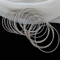 Dettaglio macro di braccialetti in metallo argento con motivi scintillanti - Set da 20 Pezzi / Argento