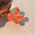 Ring mit orangefarbener Korallenblüte in goldenem Titanstahl und Vintage-Emaille - Korallenorange