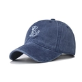 Dettaglio ricamo cane cartone animato su berretto in cotone lavato blu navy - Blu navy