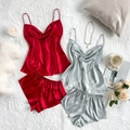Conjunto de pijama de satén de seda con top de tirantes y pantalones en rojo y gris plata - S / Rojo + Azul Bruma