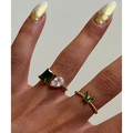 Detail van 18k vergulde titanium ring met groene smaragd en druppelvormige zirkoon - 2-delige set / Groene en Witte Zirkonia