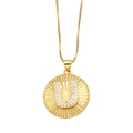 Collana con pendente lettera U dorata con zirconi scintillanti e incisione a raggiera - Lettera U