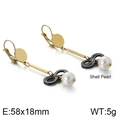 Detalle de pendientes largos de perlas con lazo, tamaño 58x18 mm y textura de perla natural - Dorado-Negro