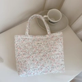 Gros plan du sac fourre-tout matelassé à fleurs avec l'étiquette en tissu simple wish - Blanc Rose Vert Fleuri