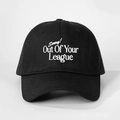 Klassische schwarze Baseballkappe mit weißer Stickerei Out Of Your League und Verstellband - Einheitsgröße / Schwarz
