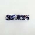 Dettaglio del fermaglio per capelli in acetato con motivo marmorizzato blu e bianco - Blu e Bianco