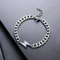Detalle de pulsera con dije de rayo plateado con esmalte azul y piedra de circonita cúbica - Pulsera de Rayo (S591-A)