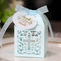 Detailopname van lichtblauwe lasergesneden geschenkdoos met kruis en bedankje - Parellichtblauw