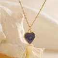 Détail du pendentif cœur doré avec texture marbre violet sur une chaîne fine - Violet