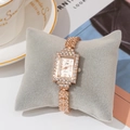 Reloj de cuarzo oro rosa con esfera cuadrada de strass y pulsera de metal grabada - Caja de Oro Rosa Esfera Dorada