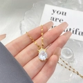 Luxueux collier couronne en or avec un grand oxyde de zirconium rond sur une chaîne plate - Couronne
