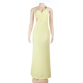 Nahaufnahme des blassgelben Neckholder-Maxikleids mit elegantem Faltenwurf am Mannequin - XS / Gelb