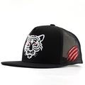 Dettaglio del cappello trucker nero con ricamo testa di tigre bianca e graffi rossi - Regolabile / Nero e Bianco