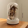 Miniature de maison en bois et cerf sous dôme de verre avec lumières LED - Style Maison Escalier Renne Blanc