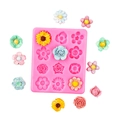 Detaillierte Makroansicht der rosa Silikonform mit 12 Mulden und Blumenformen - Stil 2 (A67) / Rosa