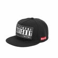Dettaglio del cappellino hip-hop con stampa 3D e etichetta tessuta sul lato - Regolabile / Cappello Nero Etichetta Bianca