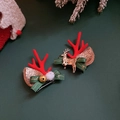 Detail van kerst haarspelden met rode geweien en gouden bellen voor de feestdagen - Eén paar / Groen