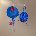 Boucles d'oreilles asymétriques en résine bleue avec accents rouges et pompons bleus - Style Décor Tissé Asymétrique / Bleu