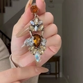 Détail de boucles d'oreilles fleurs vintage avec cristaux ambrés et tiges en argent pur - Style Vintage avec Blocs de Couleur Ambre (Tige S925)