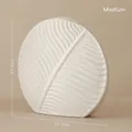 Middelgrote witte keramische vaas met bladmotief, 23,5 cm hoge noordse decoratie - Gemiddeld (HP314) / Wit