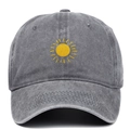 Cappellino vintage in cotone lavato grigio con ricamo sole giallo, vista frontale - Grigio