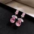 Primer plano de pendientes vintage dorados con cristales rosas sobre terciopelo negro - Stud aretes / Rosa (Poste de pendiente de plata)
