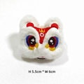 Dettaglio della spilla a forma di leone danzante in peluche bianco ricamato, 5,5x6cm - Danza del Leone Bianco (Originale - Schiena Aperta)