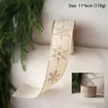 Détail de ruban de Noël avec flocons dorés et blancs sur tissu de velours crème - Ruban de Lin à Flocons de Neige Champagne 6.3cm*10 Yards