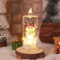 Nahaufnahme der Weihnachts-Kerze mit Schneemann-Figur und warmem, leuchtendem LED-Licht - Schneemann
