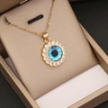 Makroaufnahme der 18K Gold Evil Eye Halskette mit Zirkonia in einer braunen Geschenkbox - Blau Weißer Ring Böser Blick (6#)